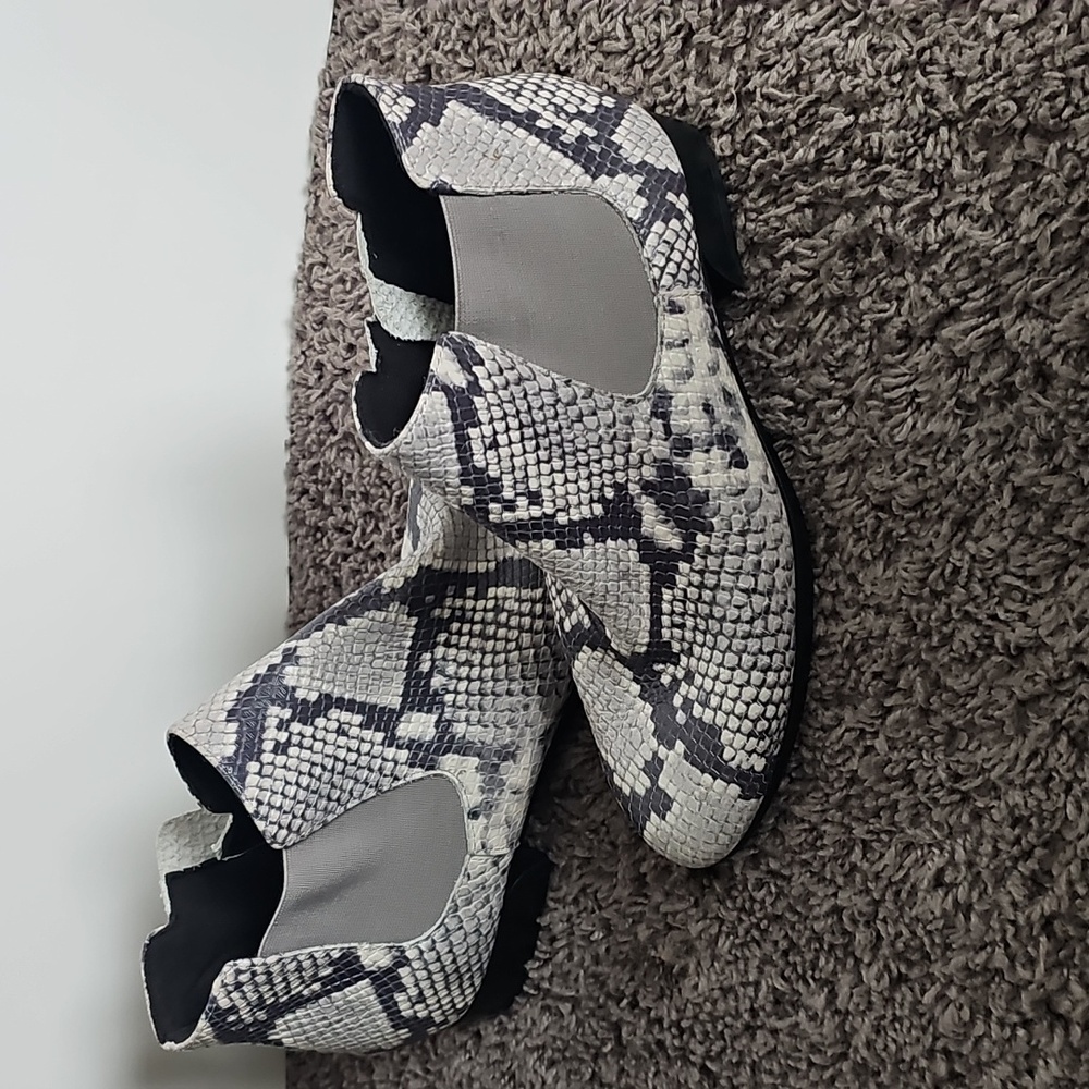 Murano Gray and Black Ankle Boots with Eye-Catching Snakeskin Pattern Size 9